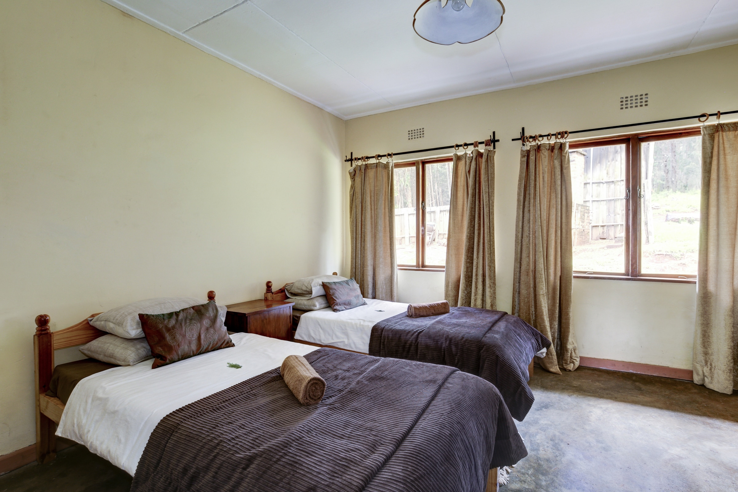 Twin beds in a Chelinda Camp room.